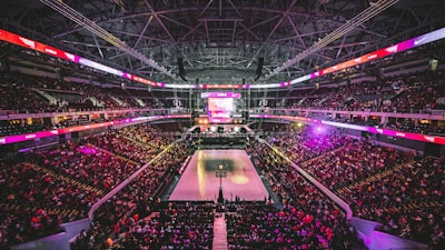 NBA金州勇士队斯蒂芬库里投进关键三分球的比赛回放镜头