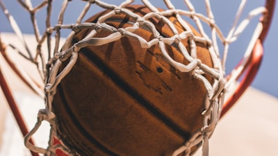 CBA北京首钢队主场五棵松体育馆内比赛的现场回放画面