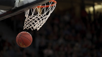 NBA洛杉矶湖人队与波士顿凯尔特人队激烈比赛的精彩瞬间回放