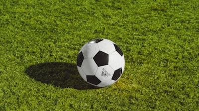 英超曼城队与阿森纳队在伊蒂哈德球场激烈争夺的比赛回放