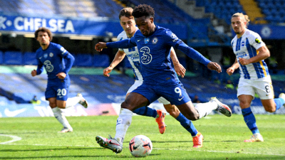 英超切尔西队球员带球突破进攻的赛事回放精彩画面